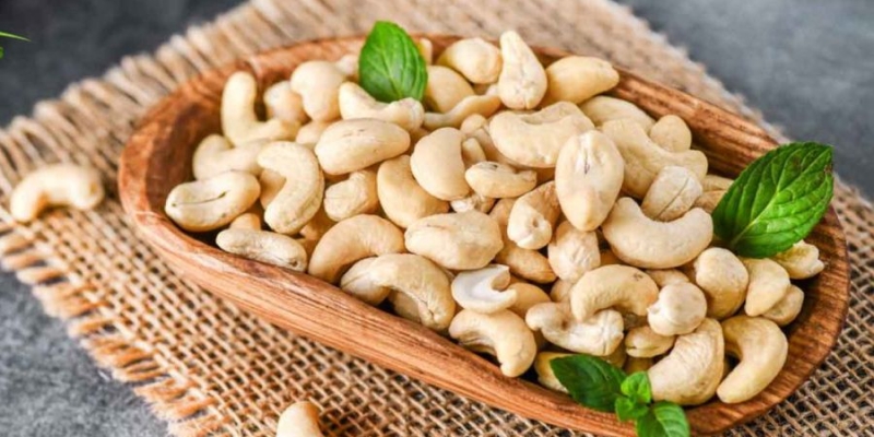 Cần xác định nhiều yếu tố trước khi nói ăn hạt điều rang muối có nóng không