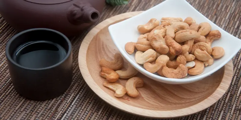 Chọn đúng loại là chìa khóa để trả lời hạt điều rang muối ăn có béo không