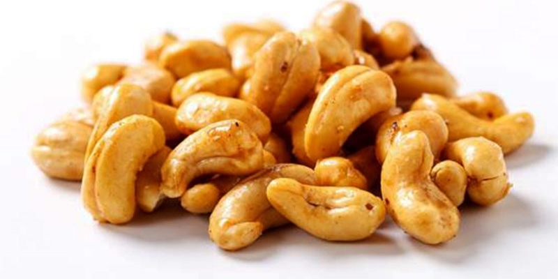 Hạt điều rang caramel là món ăn vặt có giá trị dinh dưỡng