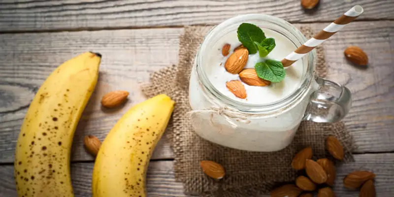 Sinh tố hạnh nhân với trái cây, một lựa chọn giàu protein cho bữa sáng