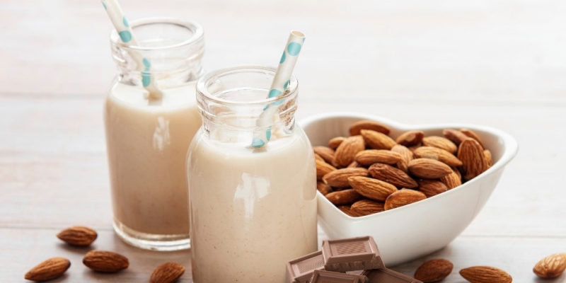 Sữa hạt hạnh nhân sẵn sàng để mix với các nguyên liệu bổ dưỡng
