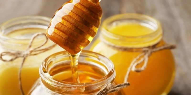 Kiểm tra màu sắc, mùi vị và độ sánh để đảm bảo chất lượng của mật ong